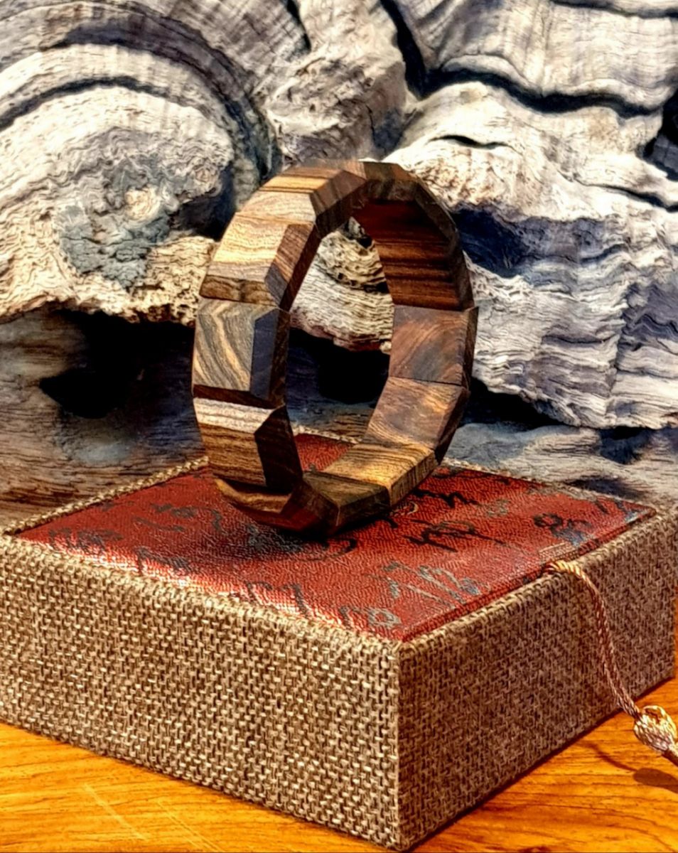 VÒNG TAY GỖ BÁCH XANH HÀNG CHÌM NƯỚC BẢN DẸT LÁCH 18MM